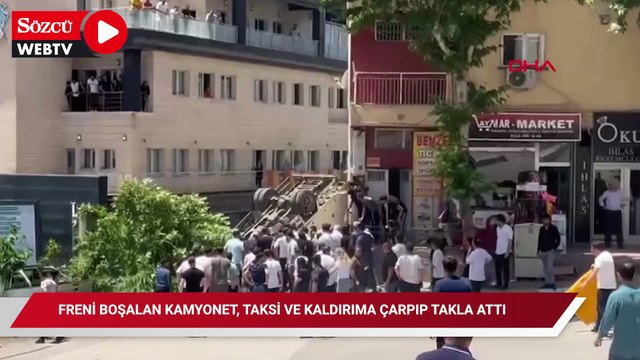 Freni boşalan kamyonet, taksi ve kaldırıma çarpıp takla attı: 4 yaralı