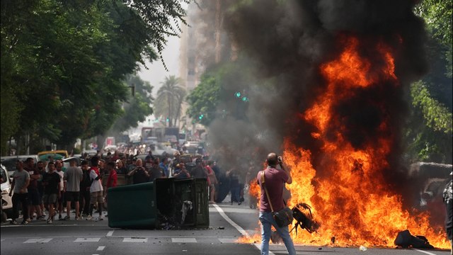 Cortes de carreteras y quema de neumáticos y contenedores en la huelga del metal en Cádiz