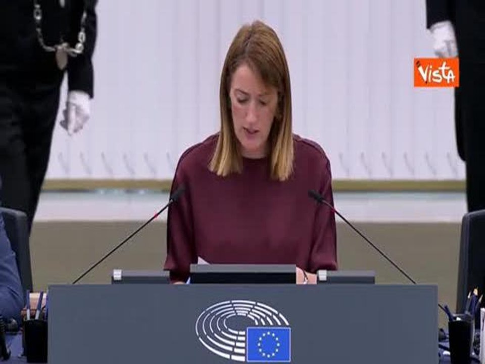 Metsola (Parlamento Ue) augura happy birthday a Kaja Kallas alla sessione plenaria del Parlamento Ue