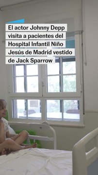 Johnny Depp visita a niños del Hospital Niño Jesús vestido de Jack Sparrow