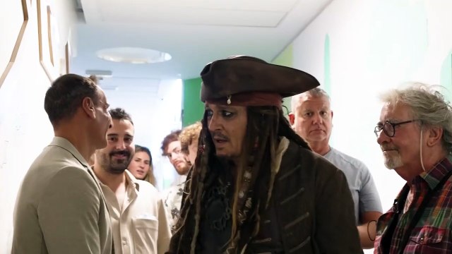 Johnny Depp sorprende a pacientes oncológicos del Niño Jesús con una visita de Jack Sparrow