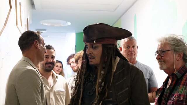 Johnny Depp sorprende a pacientes oncológicos del Niño Jesús con una visita de Jack Sparrow