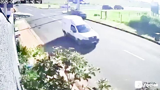 Acidente quase fatal: pedestres escapam por pouco após colisão