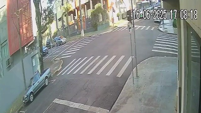 Câmera flagra momento exato de colisão entre carro e ônibus em esquina movimentada de Cascavel