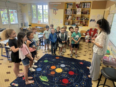VIDÉO : élèves en CE1 à Villedieu-les-Poêles, ils écrivent une chanson pour Pierre Garnier