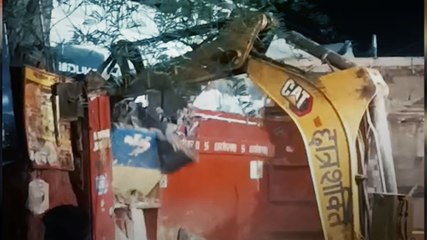 वाराणसी में कई दुकानों पर गरजा बुलडोजर 