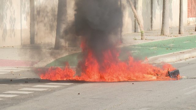 Trabajadores del metal en huelga se manifiestan por la avenida principal de Cádiz