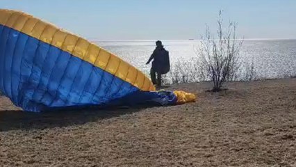 Paraglider fails to launch properly and crashes dramatically to the ground