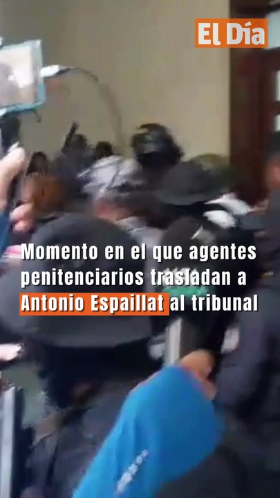 Momento en el que agentes penitenciarios trasladan a Antonio Espaillat al tribunal