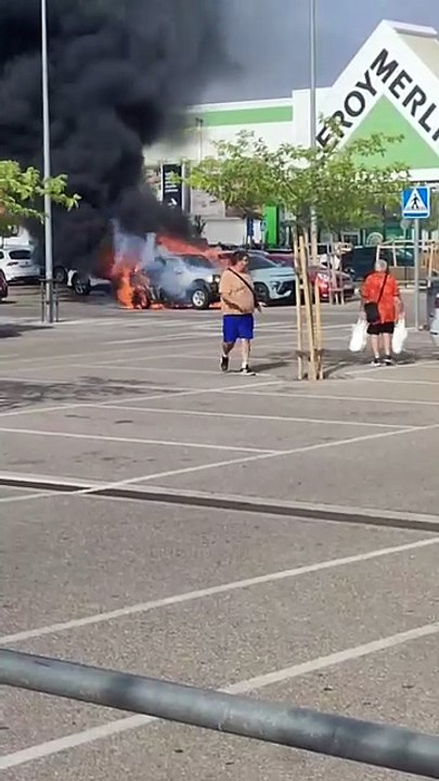 Un coche arde en pleno aparcamiento del Parque Comercial Abadía