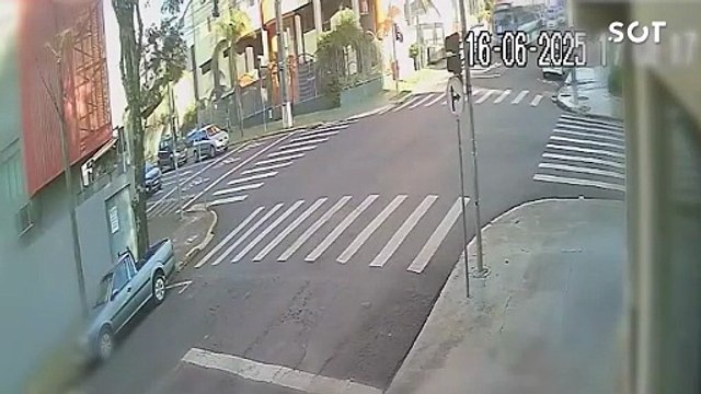 Forte colisão de trânsito entre ônibus e carro é registrada na Rua Juscelino Kubitschek em Cascavel