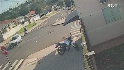 Câmera de segurança registrou o exato momento da colisão no Bairro Periolo; motociclista de 36 anos ficou ferido.
