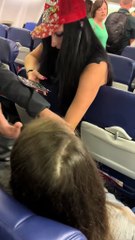 Mulher é expulsa de voo após cuspir em passageira e puxar cabelo de outra