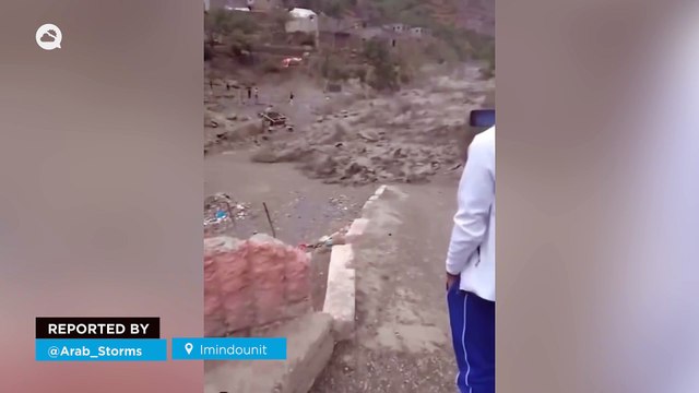 ¡Impresionante inundación súbita en un barranco de Imindounit, Marruecos! Una gran ola de agua, lodo y piedras llegó en cuestión de segundos