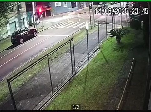 Motorista de carrão de luxo fura sinal, colide contra casal e foge sem prestar socorro