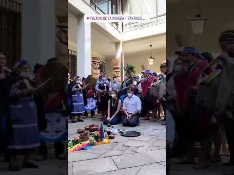 Presidente Gabriel Boric e Irina Karamanos participando en la ceremonia de Pueblos Originarios