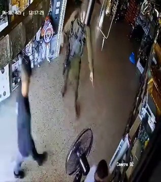Aujourd'hui, des militaires israéliens ont été enregistrés par une caméra de surveillance alors qu'ils se livraient à des actes de violence envers des enfants palestiniens dans le village de Maghayir, en Cisjordanie occupée.