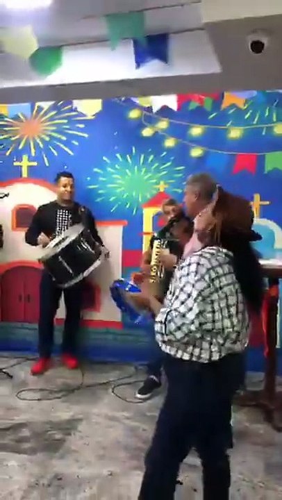 Quem é o cantor?
