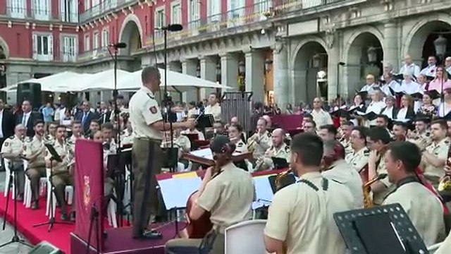 De Felipe cantando a la sonrisa Letizia: los momentazos de la aparición sorpresa de los Reyes en la Plaza Mayor de Madrid