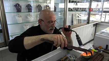 Bayburt’un tek gümüş işleme ustası babasından kalan mesleği çeyrek asrı aşkın zamandır sürdürüyor