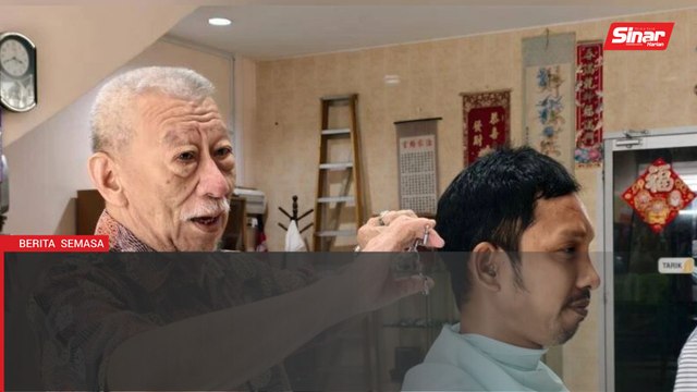 Gunting rambut sambil dendang lagu P Ramlee