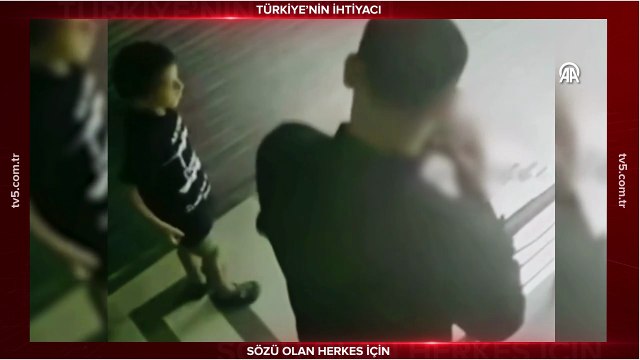 Acımasız baba, küçük kızına tekme atarak merdivenlerden yuvarladı