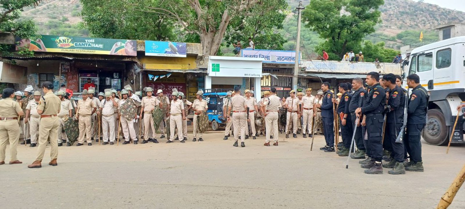 500 ट्रैक्टरों के काफिले के साथ किसानों का कूच