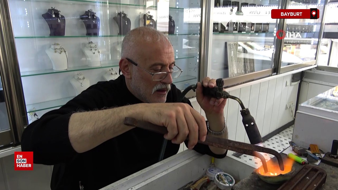 Bayburt'ta tek gümüş işleme ustası babasından kalan mesleği devam ettiriyor
