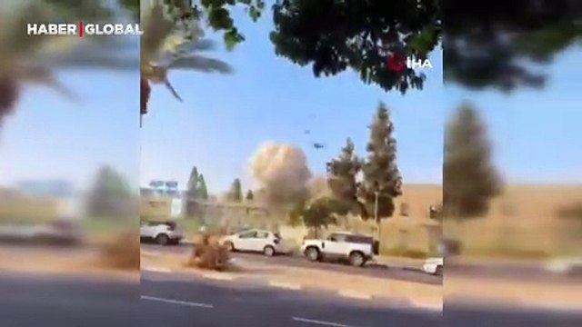 İran'in İsrail'e gerçekleştirdiği saldırıda hastaneye füze düştüğü anlar kamerada