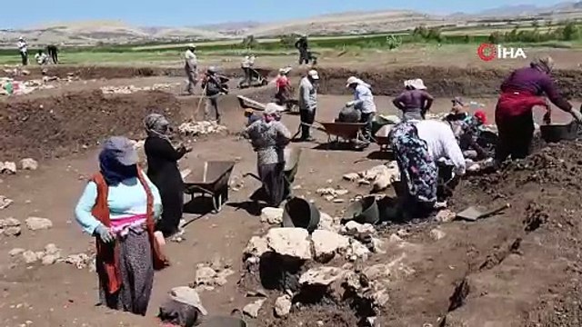 Evde pirinçten taş ayıklıyorlardı şimdi arkeolojik kazılarda buluntu ve veri ayıklıyorlar!