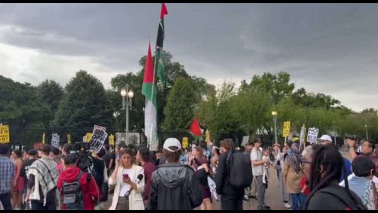 Protesta davanti alla Casa Bianca: "No new war in The Middle East"