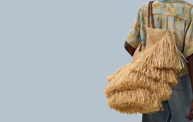 حقائب الرافيا والكروشيه تعود هذا الصيف برؤية عصرية... وبهجة لا تُقاوَم