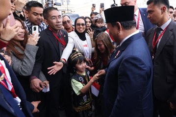 Prabowo Disambut Hangat Diaspora di Rusia, Foto Bareng hingga Diminta Belikan Mainan