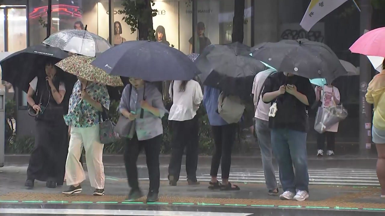 [날씨] 열대야 이어 최고 더위, 강릉 36℃...밤부턴 본격 장맛비 / YTN