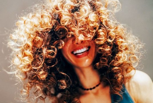 Cheveux bouclés : cet après-shampoing au miel est encensé par les pros de la beauté