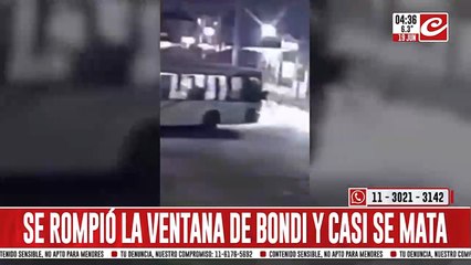 ¡Se rompió la ventanilla y cayó de un colectivo en movimiento!