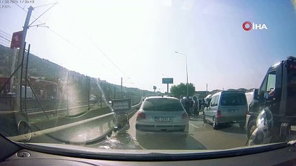 Araçların arasından geçmeye çalışan motosikletliler çarpıştı