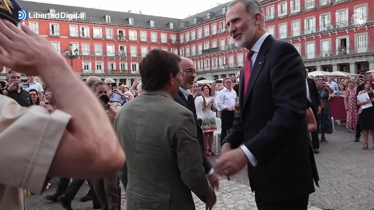 Felipe VI y Letizia llegan por sorpresa a la Plaza Mayor de Madrid y son aclamados