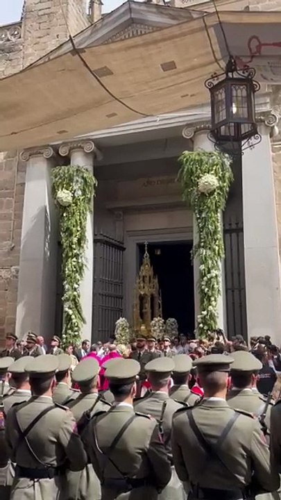 La Custodia ya sale de la Catedral