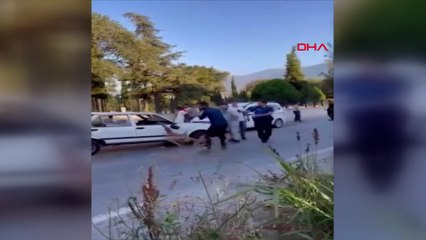 Trafik kazasının ardından tartıştığı 5 kişilik aileyi bıçakladı