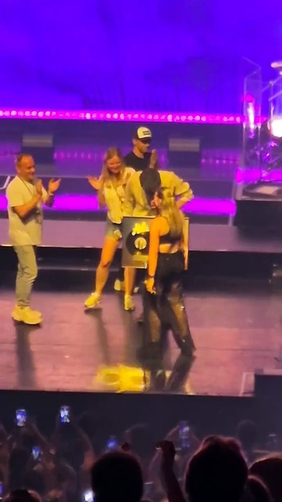 Helena reçoit un disque d'or pendant son concert à l'Olympia