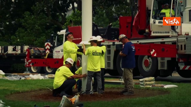 Il saluto di Trump alla nuova bandiera Usa installata nel giardino della Casa Bianca