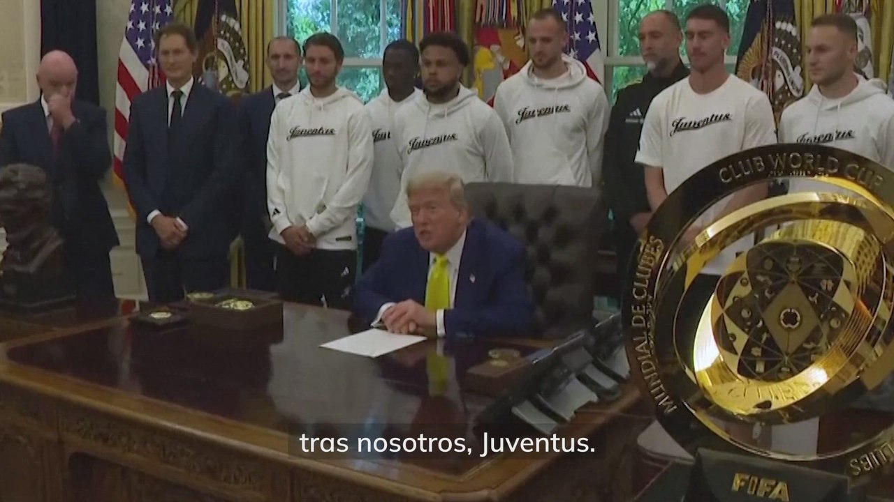 Donald Trump recibe a los jugadores de la Juventus: "¿Puede una mujer jugar en vuestro equipo?".