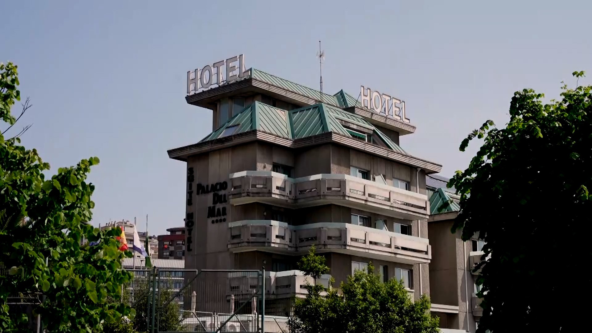 Una joven de 15 a�os ha resultado herida, aunque sus lesiones no revisten gravedad, al caer de un cuarto piso de un hotel de la zona de El Sardinero, de Santander, cuando estaba pasando de una habitaci�n a otra, por las ventanas,.