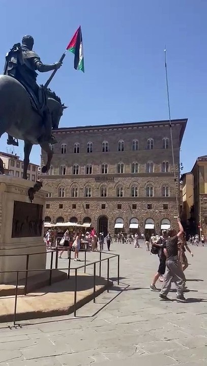 La bandiera della Palestina sulla statua di Cosimo de' Medici a Firenze