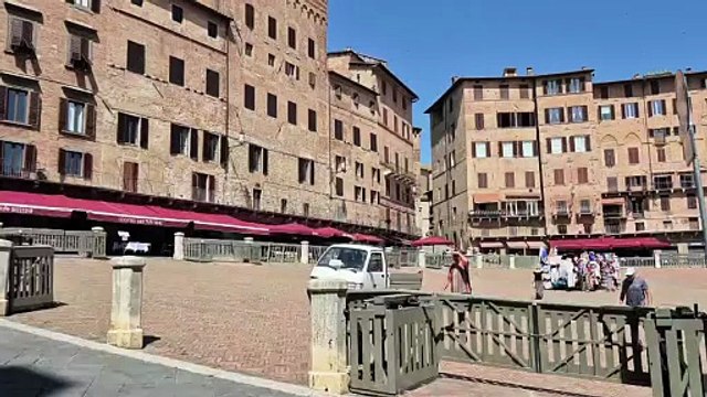 Siena, si comincia a respirare aria di Palio: il montaggio dei palchi