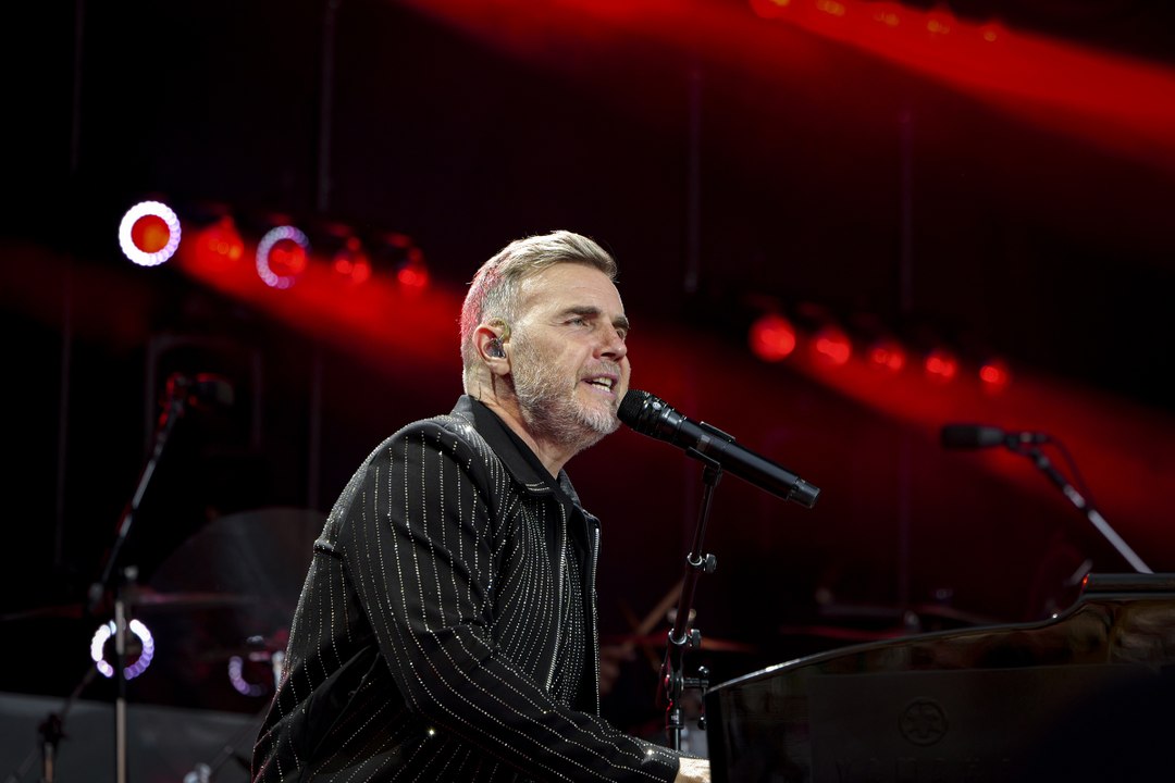 Gary Barlow stops show for marriage proposal