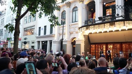 Rachel Zegler canta dal balcone nel musical "Evita": Londra si ferma, ma scoppia la polemica