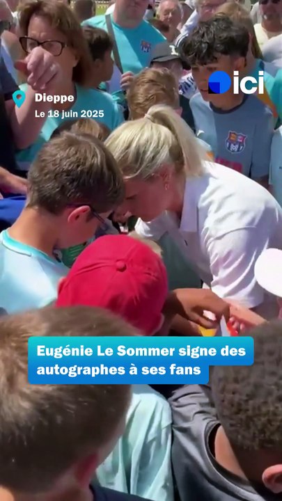 Eugénie Le Sommer signe des autographes à ses fans à Dieppe
