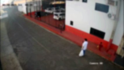 Padrasto é preso por agredir enteada de 2 anos no meio da rua